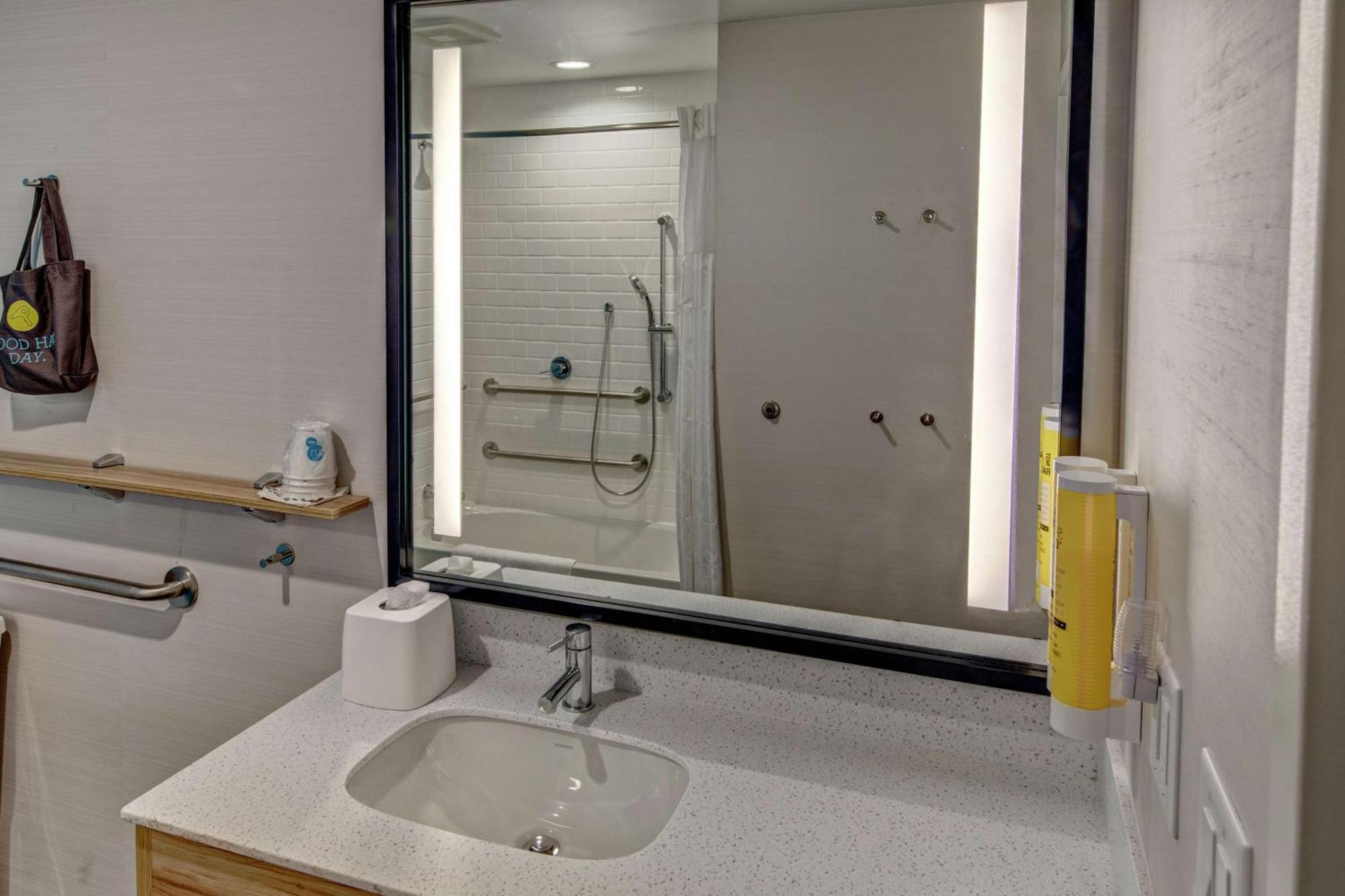 Tru By Hilton Roanoke Hollins Hotell Exteriör bild